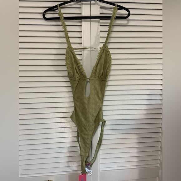 COPY - Edikted textured cut out bodysuit in green - Picture 9 of 11